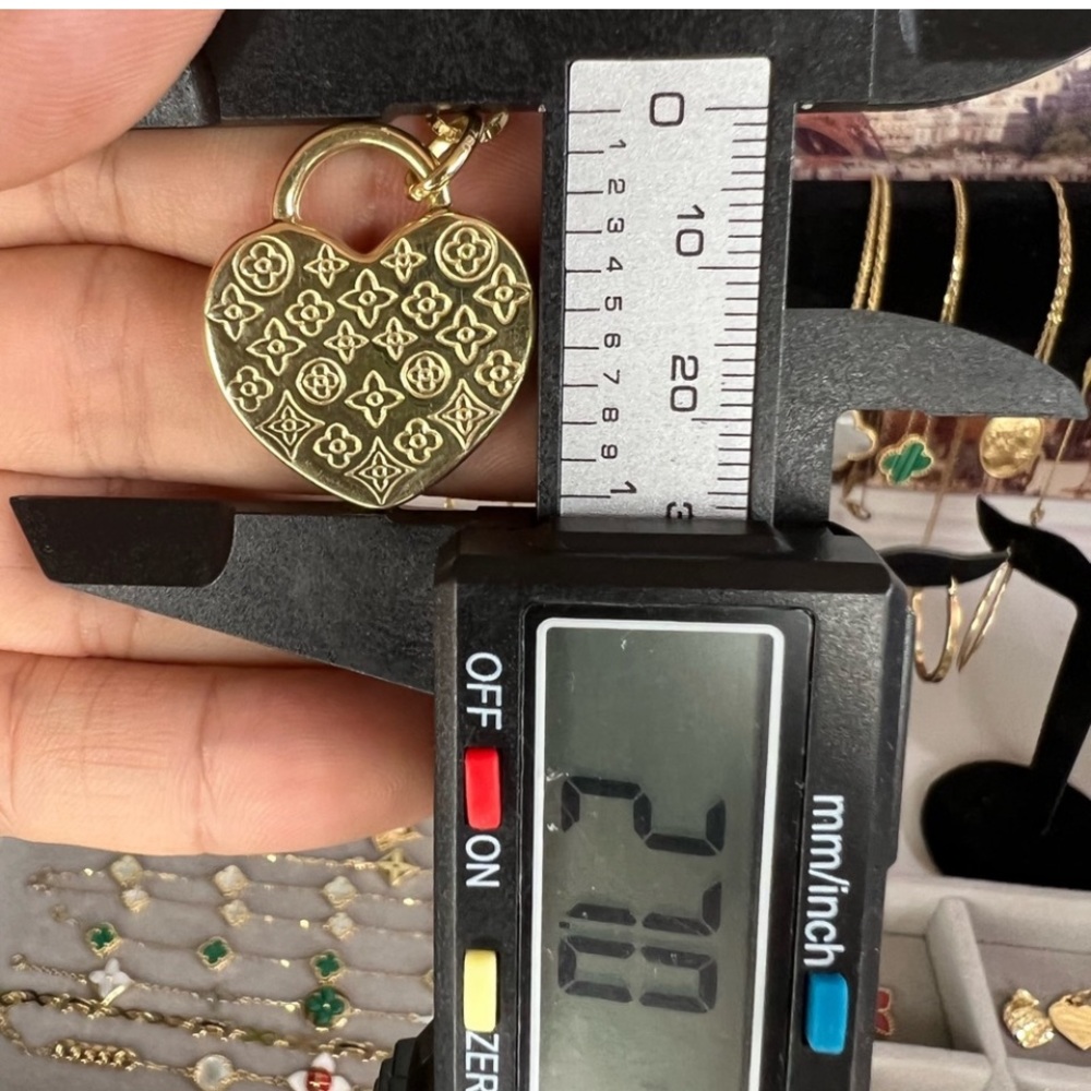 18 k real solid gold necklace. LV